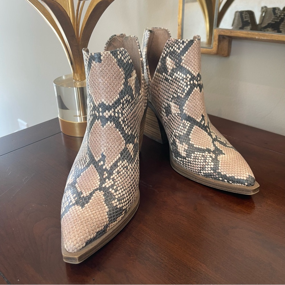 Vince Camuto Snake Bootie - VC Gigietta - size 8